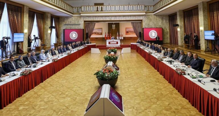 tbmmde-komisyon-toplantisi-sona-erdi-6-saat-40-dakika-surdu-e3EqklhC.jpg
